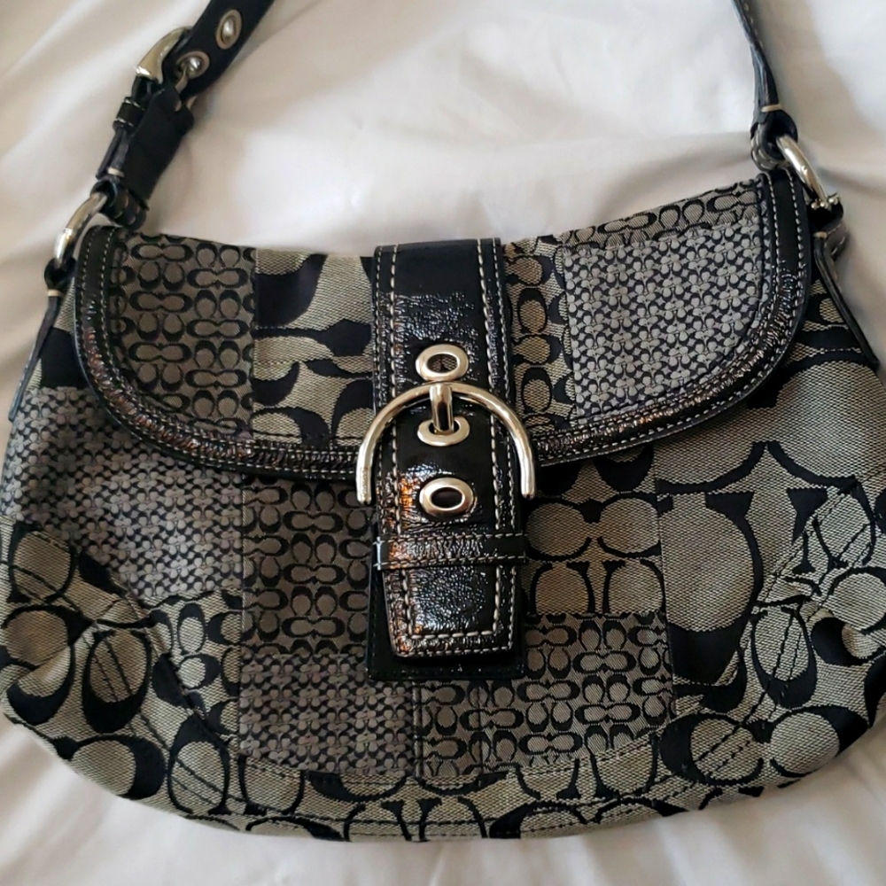 Coach signature bag metal snap in front has pouch in back too… mint condition